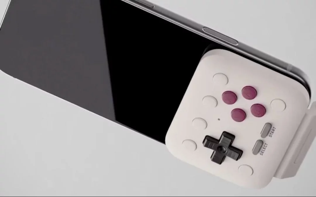 8BitDo et GameSir transforment les smartphones en Game Boy au CES