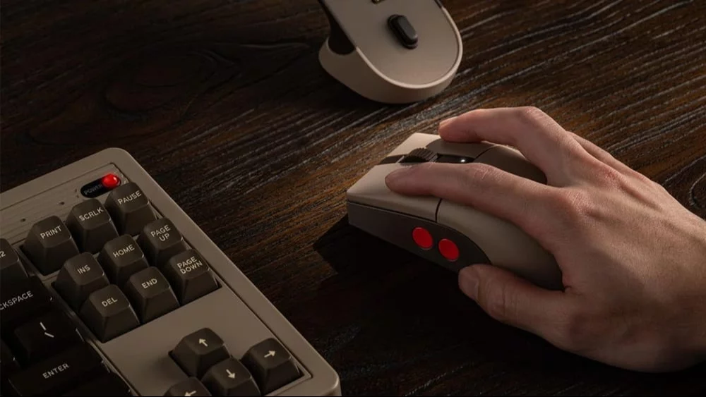 8BitDo habille sa souris Retro R8 aux couleurs du Commodore 64