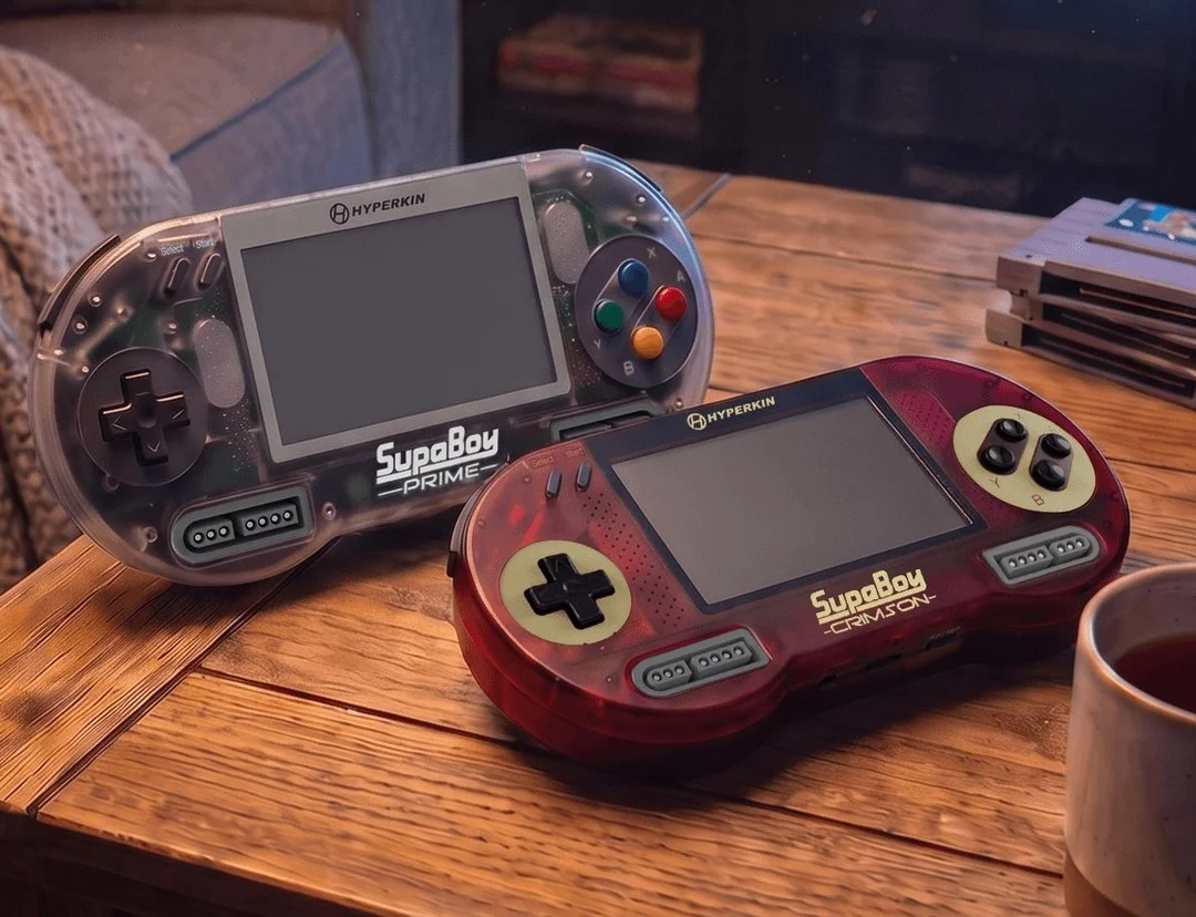Hyperkin relance sa SupaBoy en coque translucide, cartouches SNES à la main