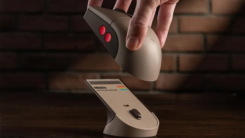 c64-edition-mouse-8bitdo.webp