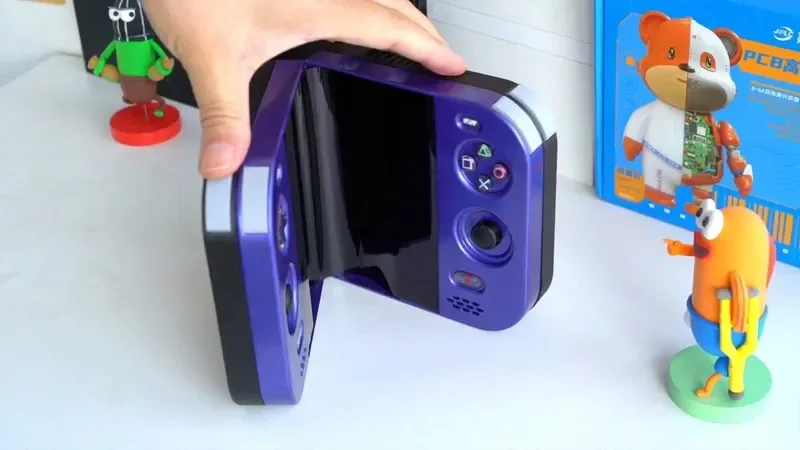 PlayStation 2 Duo : une PS2 portable et pliable bricolée avec un écran de smartphone